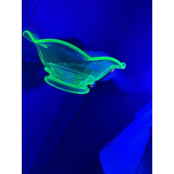 VTG Uranium Ruffle Serving Bowl Green Vaseline Glow Depression Glass. 8.5 in - Picture 11 of 11